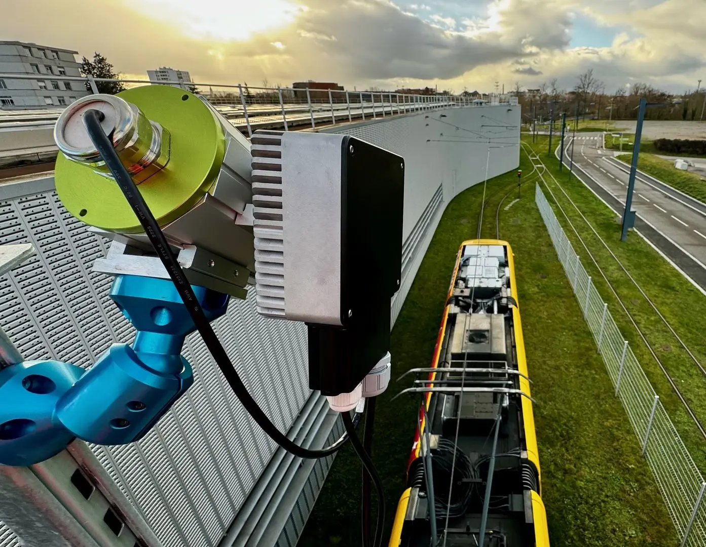 Système PantoSense installé sur site pour la surveillance des pantographes des tramways au dépôt Soléa à Mulhouse. Suivi, maintenance et prévention facilités.